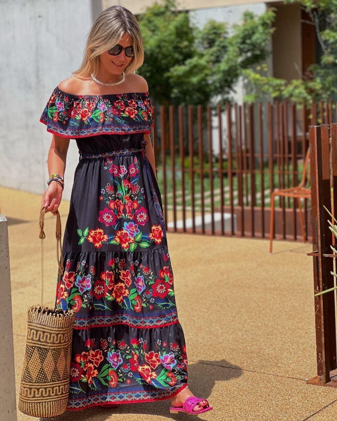 Femme Robe maxi florale – style dénudé et silhouette estivale