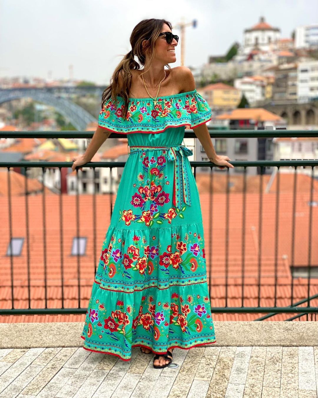Femme Robe maxi florale – style dénudé et silhouette estivale